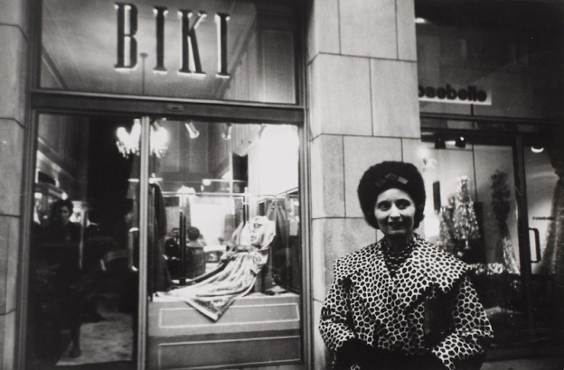 Biki davanti alla sua sartoria negli anni '50