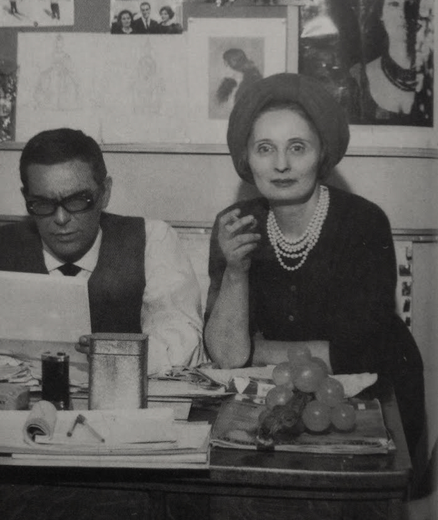 Biki seduta alla scrivania con Alain Reynaud nel 1959