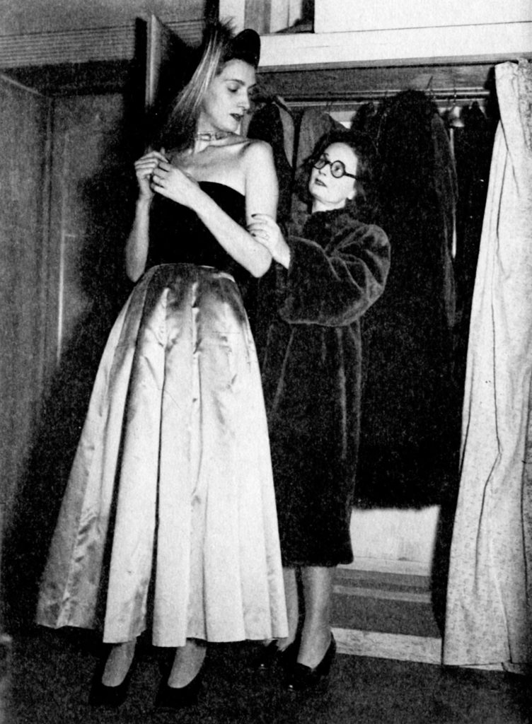 Biki impegnata in una prova d'abito con una modella nel 1947