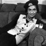 Coco Chanel con un basco con veletta