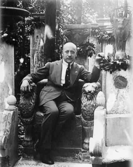Gabriele D'Annunzio fotografato nel giardino del Vittoriale degli Italiani