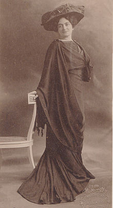 Rosa Genoni indossa l'abito Tanagra, 1908
