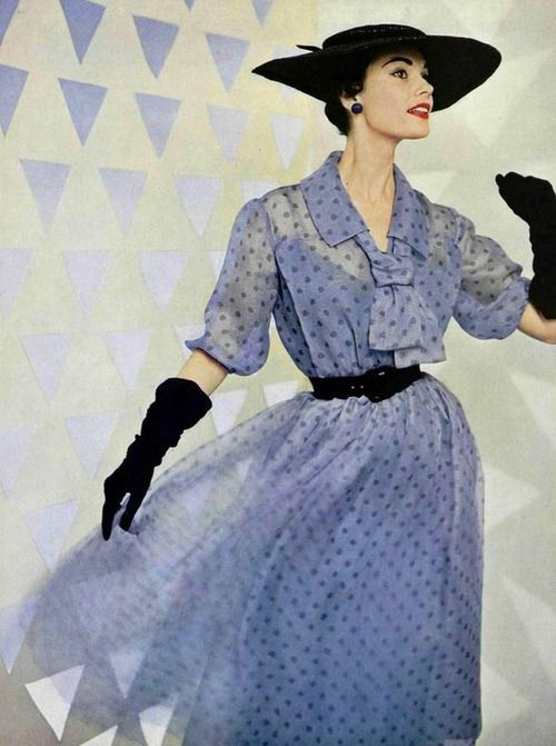 La modella indossa un abito a pois con cappello, guanti e cintura di colore nero, Christian Dior