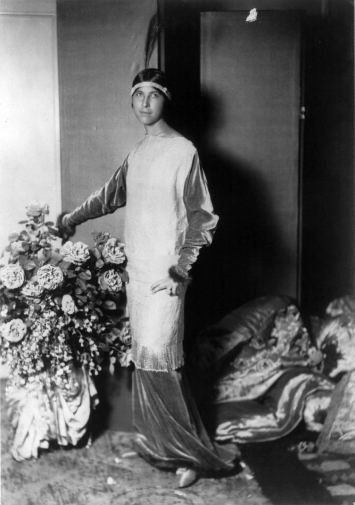 La modella indossa un lungo abito di Paul Poiret, 1913