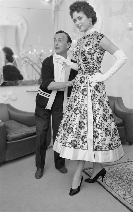 Emilio Schuberth con una modella, 1951, da Pinterest