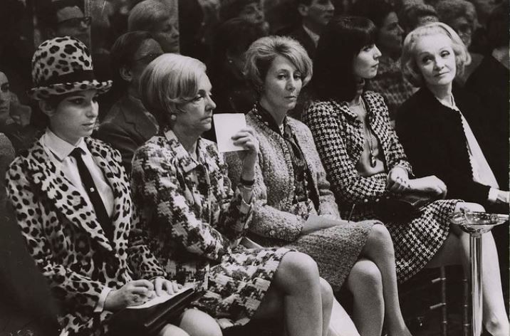 Sfilata di moda di Chanel, 1966. Si riconoscono Barbra Streisand, Marlene Dietrich ed Elsa Martinelli