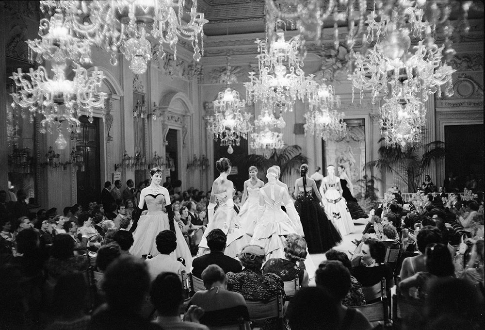 Una foto della sfilata nella Sala Bianca di Palazzo Pitti, 1955