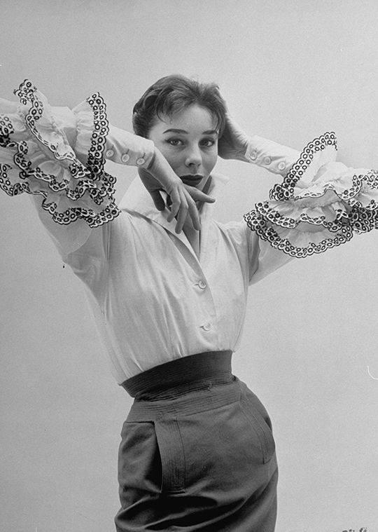 Bettina Graziani fotografata con la "Bettina blouse" di Givenchy, 1952