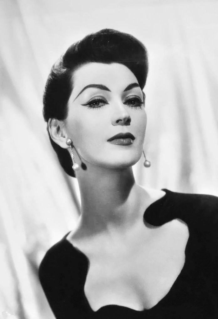 La modella Dovima fotografata da Richard Avedon, 1957