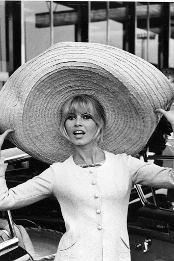 Brigitte Bardot indossa un grande cappello di paglia negli anni '50