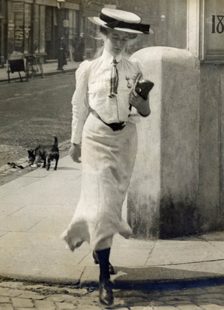 Una donna cammina per strada indossando una tipica paglietta, foto di Edward Linley Sambourne, 1905