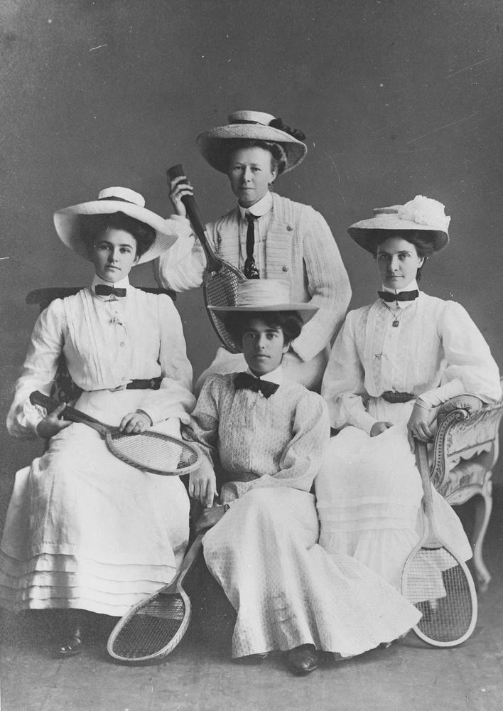 Quattro donne con racchette da tennis e cappelli di paglia, 1907