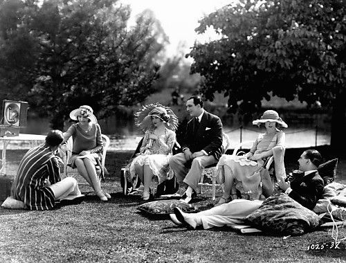 Tre coppie fanno un picnic in una giornata d'estate negli anni Venti