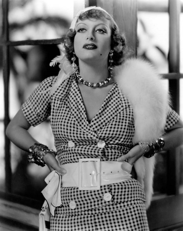 Joan Crawford con un tailleur stampa gingham e una stola dipelliccia bianca, 1932