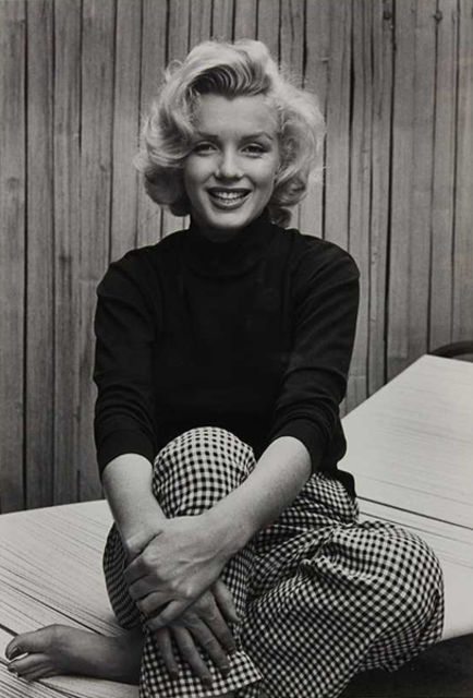 Marilyn Monroe con pull nero e pantaloni stampa gingham, foto di Alfred Eisenstaedt, 1953