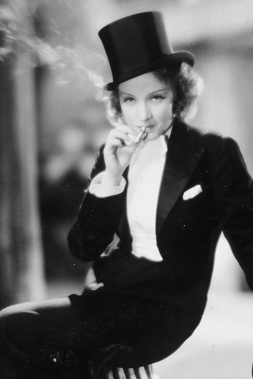 Marlene Dietrich in smoking fuma una sigaretta, film "Marocco" del 1930