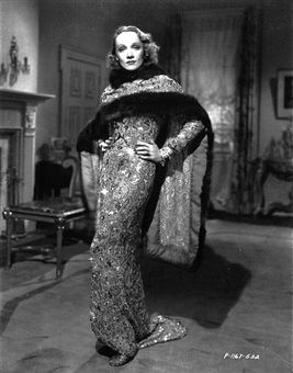 Marlene Dietrich in abito da sera nel film Angel del 1937