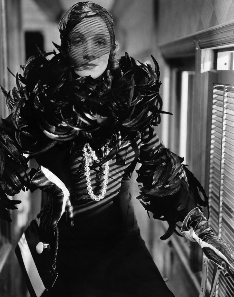 Marlene Dietrich con un abito di piume e collana di perle nel film "Shangai Express", 1932