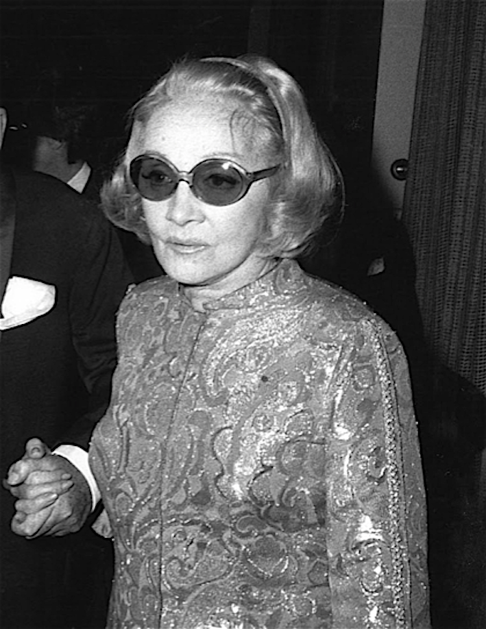 Marlene Dietrich con occhiali da sole e soprabito in lamè, inizio anni '80