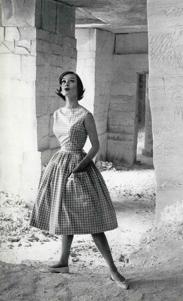 Modella con abito stampa gingham e ballerine, anni '50