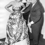Christian Dior con la modella Dorothy Emms, 1952