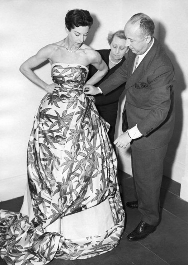 Christian Dior con la modella Dorothy Emms, 1952