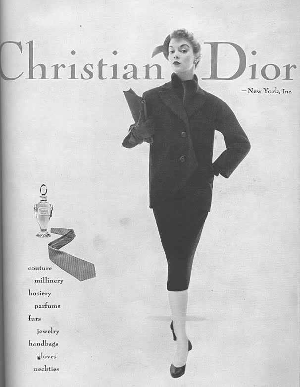 Pubblicità americana anni '50 di Christian Dior con una modella che indossa un total look della Maison francese e l'immagine del profumo accanto a lei