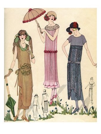 Tre figurini di moda femminile degli anni '20. Le tre donne indossano abiti lunghi fino quasi alle caviglie, hanno tutte il cappello e due anche l'ombrellino