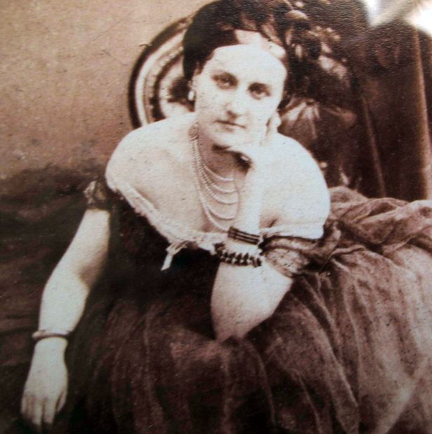La Contessa di Castiglione con la collana di perle a cinque giri