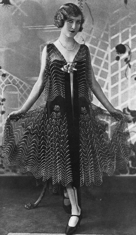 La modella indossa un abito da sera di Jean Patou. Immagine tratta da "Les Modes", luglio 1928