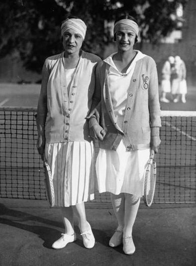 Le tenniste francesi Suzanne Lenglen e Julie Vlasto vestite da Jean Patou a Cannes, 1926