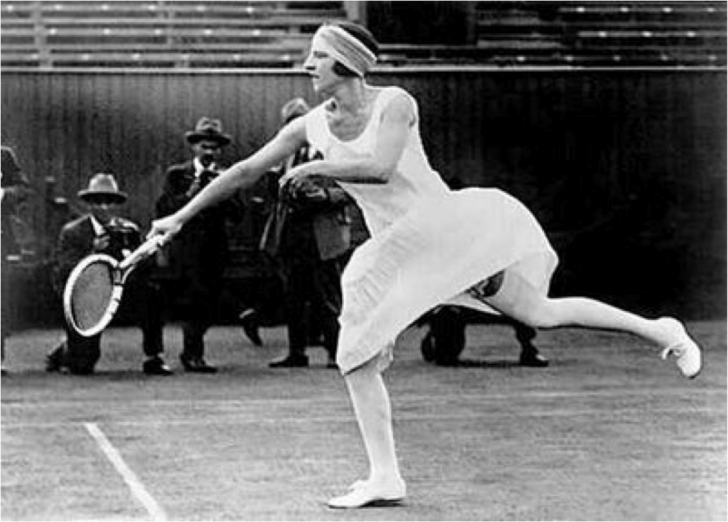 Suzanne Lenglen mentre gioca a tennis vestita da Jean Patou