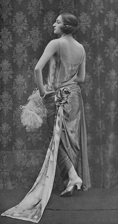 Lungo abito da sera con applicazione posteriore con strascico e ventaglio di piume, 1923
