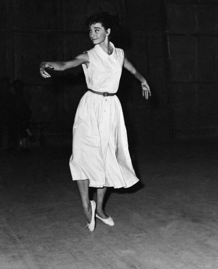 Audrey Hepburn con un abito chemisier con piccola cintura e ballerine bianche, anni '50