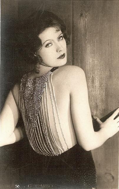 Greta Garbo all'inizio degli anni '20 con abito scuro con schiena messa in evidenza da una lunga decorazione di perline 