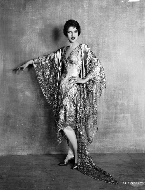Loretta Young con un abito da sera in pizzo metallizzato, 1928