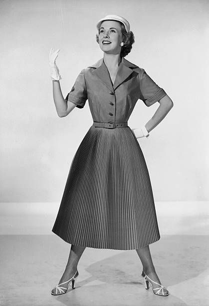Modella con abito chemisier, cappellino e guanti bianchi, anni 50