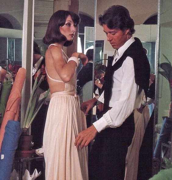 Halston con Anjelica Huston, anni Settanta