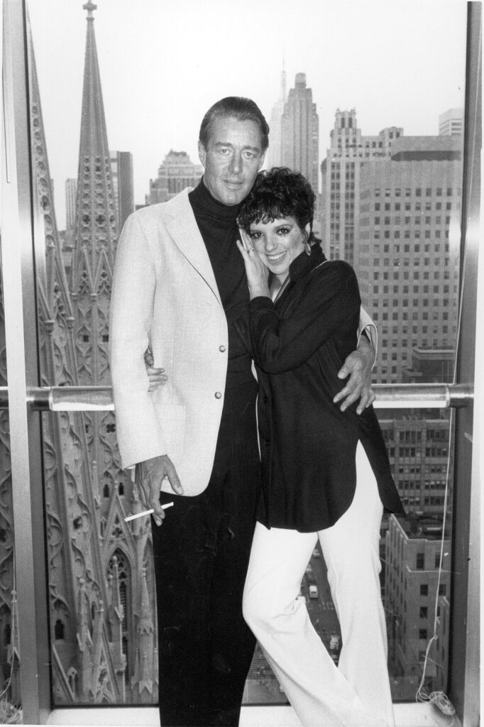 Roy Halston e Liza Minnelli in posa abbracciati negli anni Settanta