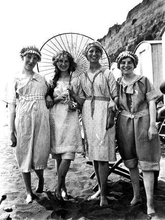Quattro ragazze in spiaggia in costume da bagno, inizio Novecento