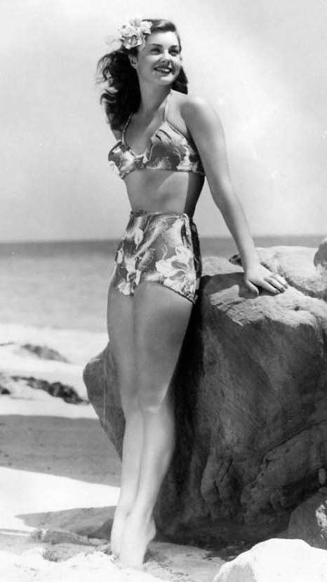 Esther Williams in posa in spiaggia con un bikini fantasia, anni Cinquanta