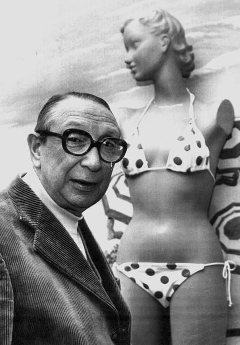 Louis Réard ormai anziano vicino ad un manichino con un bikini a pois