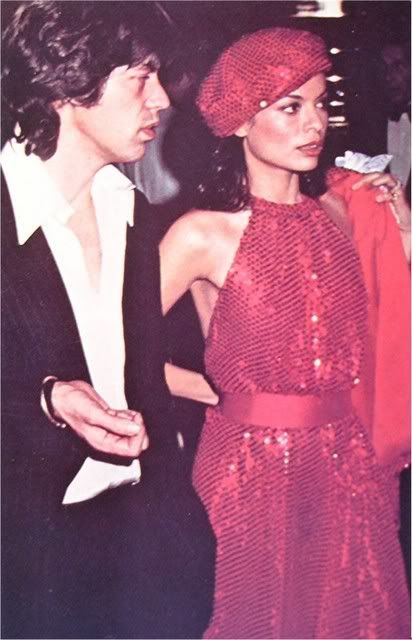 Bianca Jagger indossa abito e basco rossi ricoperti di paillettes allo Studio 54