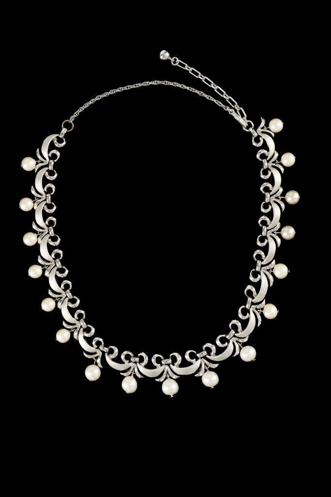 Girocollo con perle sintetiche su trifanium rodiato opaco e lucido, Trifari, 1950. Foto di Carlotta Broglio