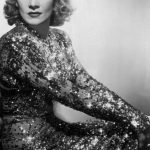 Marlene Dietrich con una abito ricoperto di paillettes, anni '30