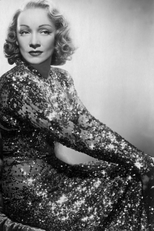 Marlene Dietrich con una abito ricoperto di paillettes, anni '30