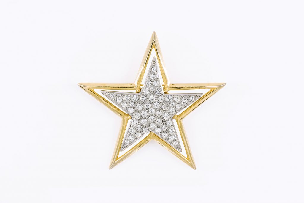 Spilla a forma di stella con Swaroski bianchi su peltro americano e oro 22kt. Punzone- Kenneth ©Lane, 1990 circa