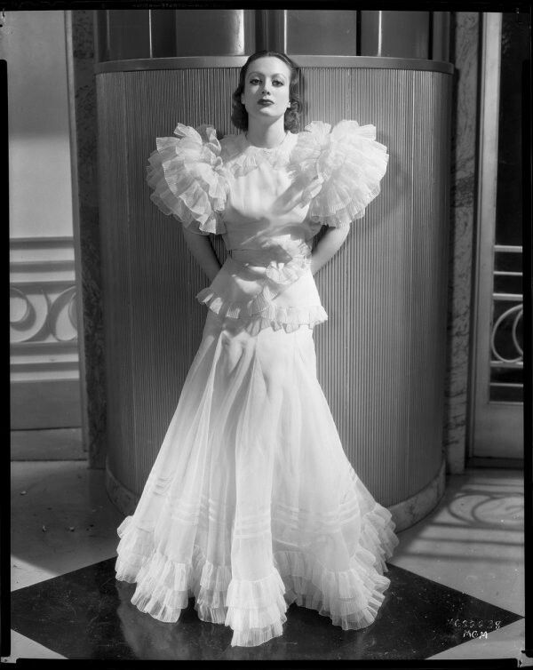 Joan Crawford indossa l'abito bianco disegnato da Adrian nel film "Letty Lynton", 1932