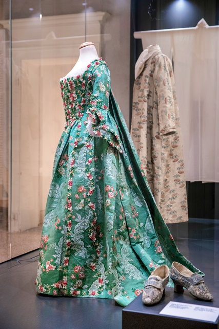 Mostra Settecento! Robe à la française in seta verde cannelée broccata, 1770 circa
