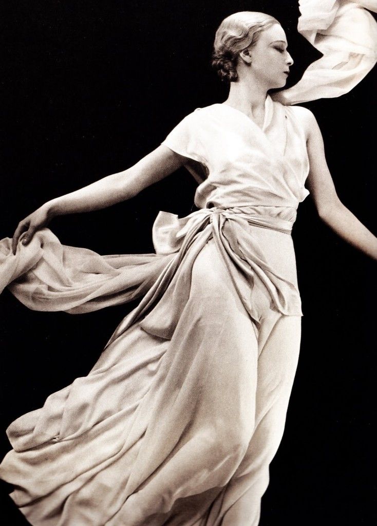 La celebre ballerina Isadora Duncan indossa un abito di Madeleine Vionnet, anni Venti circa
